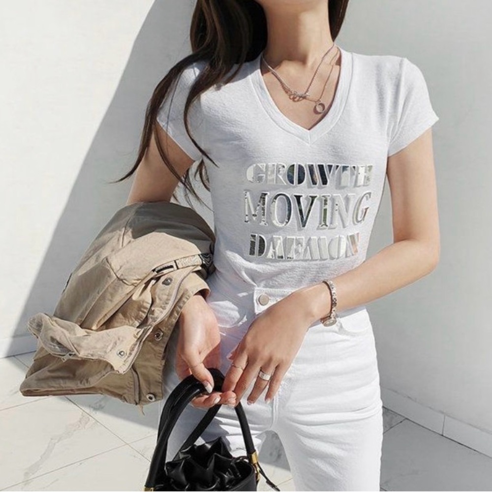 🍭🥰New Korea fashion White Graphic V-Neck Women’s Top